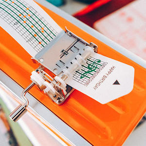 美國 KIKKERLAND_手搖式機械音樂盒+補充帶五入一組