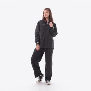 賀拉碩_兩件式機能環保棉質雨衣（黑）