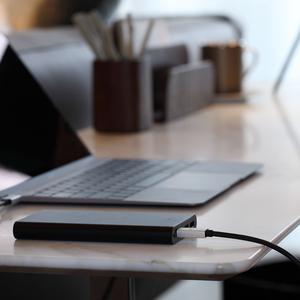 Just Mobile_德國Gum™ Slim 鋁質三埠快充行動電源